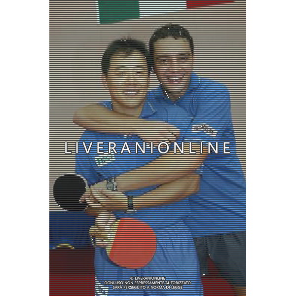 Senigallia, 01 / 08 / 2004 Pre - Olimpiadi di Atene 2004 Nazionale Maschile di Tennis Tavolo Nella foto: Massimiliano Mondello e Yang Min ph Simone Rosa / Aldo Liverani 