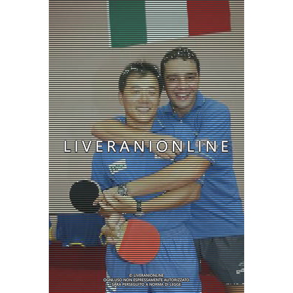 Senigallia, 01 / 08 / 2004 Pre - Olimpiadi di Atene 2004 Nazionale Maschile di Tennis Tavolo Nella foto: Massimiliano Mondello e Yang Min ph Simone Rosa / Aldo Liverani 