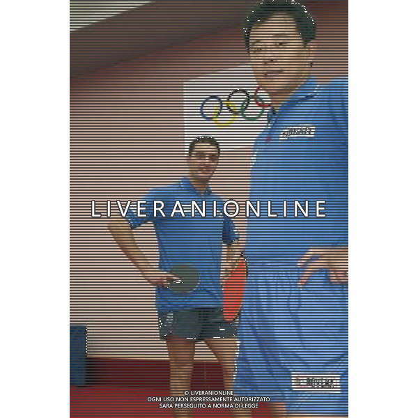 Senigallia, 01 / 08 / 2004 Pre - Olimpiadi di Atene 2004 Nazionale Maschile di Tennis Tavolo Nella foto: Massimiliano Mondello e Yang Min ph Simone Rosa / Aldo Liverani 