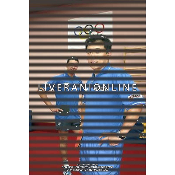 Senigallia, 01 / 08 / 2004 Pre - Olimpiadi di Atene 2004 Nazionale Maschile di Tennis Tavolo Nella foto: Massimiliano Mondello e Yang Min ph Simone Rosa / Aldo Liverani 
