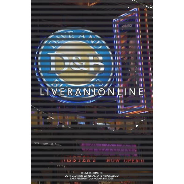 The logo of Dave \' Buster\'s in front of their Times Square restaurant in New York on April 13, 2006. The chain announced that it will filing for an IPO. ( Richard B. Levine) ©photoshot/Agenzia Aldo Liverani ITALY ONLY vedute citta\' di New York