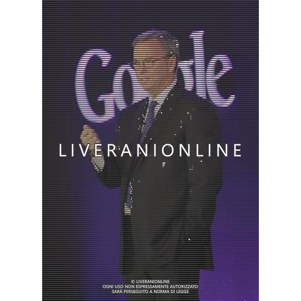 (120927) -- SEOUL, Sept. 27, 2012 () -- Executive Chairman of Google Eric Schmidt attends a press conference for the launch of the Google\'s tablet Nexus 7, in Seoul, South Korea, Sept. 27, 2012. (/Park Jin hee) (zy) ©photoshot/AGENZIA ALDO LIVERANI SAS - ITALY ONLY - Il presidente esecutivo di Google Eric Schmidt partecipa a una conferenza stampa per il lancio del Google Nexus tablet 7, a Seoul, Corea del Sud , 27 settembre 2012.