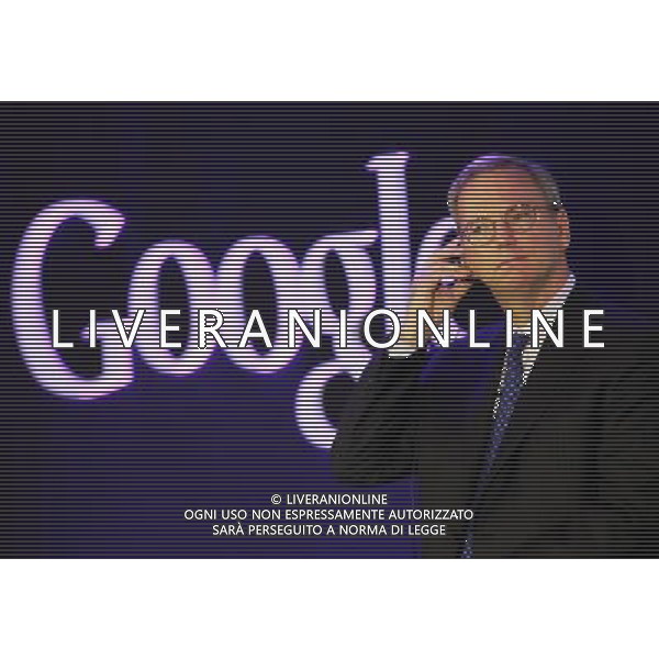 (120927) -- SEOUL, Sept. 27, 2012 () -- Executive Chairman of Google Eric Schmidt attends a press conference for the launch of the Google\'s tablet Nexus 7, in Seoul, South Korea, Sept. 27, 2012. (/Park Jin hee) (zy) ©photoshot/AGENZIA ALDO LIVERANI SAS - ITALY ONLY - Il presidente esecutivo di Google Eric Schmidt partecipa a una conferenza stampa per il lancio del Google Nexus tablet 7, a Seoul, Corea del Sud , 27 settembre 2012.