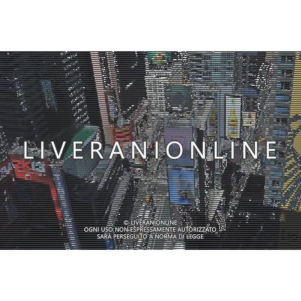 (121003) -- NEW YORK, Oct. 3, 2012 () -- The photo taken on Oct. 1, 2012, shows the big screen showing a video presentation promoting China\'s Hangzhou in Times Square, New York, the United States. The video presentation has three one-minute sections including nature, culture and religion. It is shown here continuously from Oct. 1. Hangzhou is a tourist city in east China\'s Zhejiang Province. (/Wang Lei) photoshot/AGENZIA ALDO LIVERANI SAS - ITALY ONLY - Video promozionali a Times Square, New York , Stati Uniti 1 ottobre 2012 