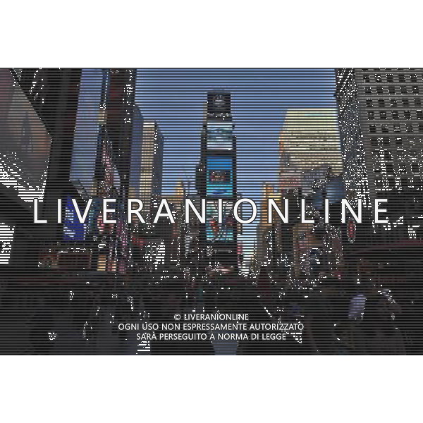 (121003) -- NEW YORK, Oct. 3, 2012 () -- The photo taken on Oct. 1, 2012, shows the big screen showing a video presentation promoting China\'s Hangzhou in Times Square, New York, the United States. The video presentation has three one-minute sections including nature, culture and religion. It is shown here continuously from Oct. 1. Hangzhou is a tourist city in east China\'s Zhejiang Province. (/Wang Lei) photoshot/AGENZIA ALDO LIVERANI SAS - ITALY ONLY - Video promozionali a Times Square, New York , Stati Uniti 1 ottobre 2012 