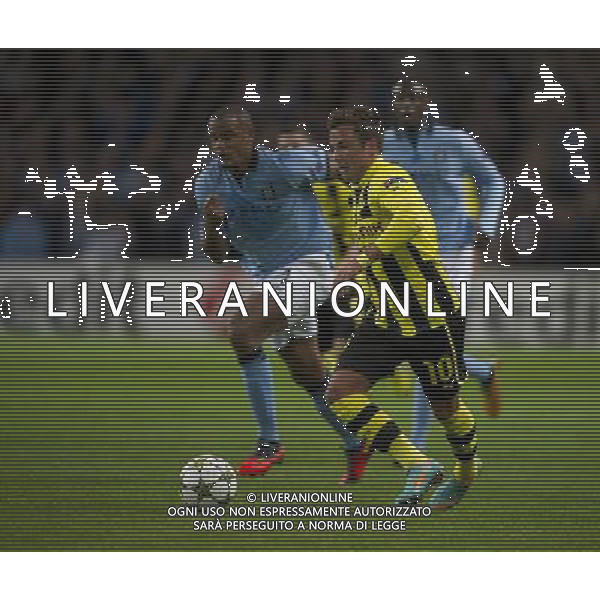 Borussia Dortmund\'s Robert Lewandowski chased by Manchester City\'s Vincent Kompany Football - UEFA Champions League Group D - Manchester City v Borussia Dortmund - Wednesday 3rd October 2012 - Etihad Stadium - Manchester å© CameraSport - 43 Linden Ave. Countesthorpe. Leicester. England. LE8 5PG - Tel: +44 (0) 116 277 4147 - admin@camerasport.com - www.camerasport.com AG ALDO LIVERANI S A S ONLY ITALY