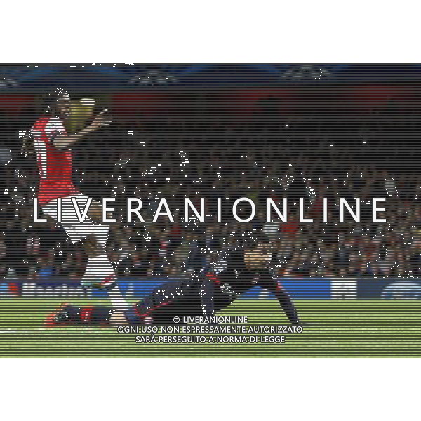 Arsenal\'s Kouassi Gervais \'Gervinho\' Yao scores his sides first goal 1-0 Football - UEFA Champions League Group B - Arsenal v Olympiakos FC - Wednesday 3rd October 2012 - Emirates Stadium - London © CameraSport - 43 Linden Ave. Countesthorpe. Leicester. England. LE8 5PG - Tel: +44 (0) 116 277 4147 - admin@camerasport.com - www.camerasport.com AG ALDO LIVERANI S A S ONLY ITALY