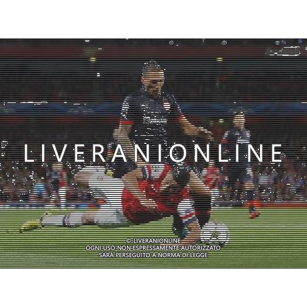 Arsenal\'s Alex Oxlade-Chamberlain battles with Olympiakos\' Giannis Maniatis Football - UEFA Champions League Group B - Arsenal v Olympiakos FC - Wednesday 3rd October 2012 - Emirates Stadium - London © CameraSport - 43 Linden Ave. Countesthorpe. Leicester. England. LE8 5PG - Tel: +44 (0) 116 277 4147 - admin@camerasport.com - www.camerasport.com AG ALDO LIVERANI S A S ONLY ITALY