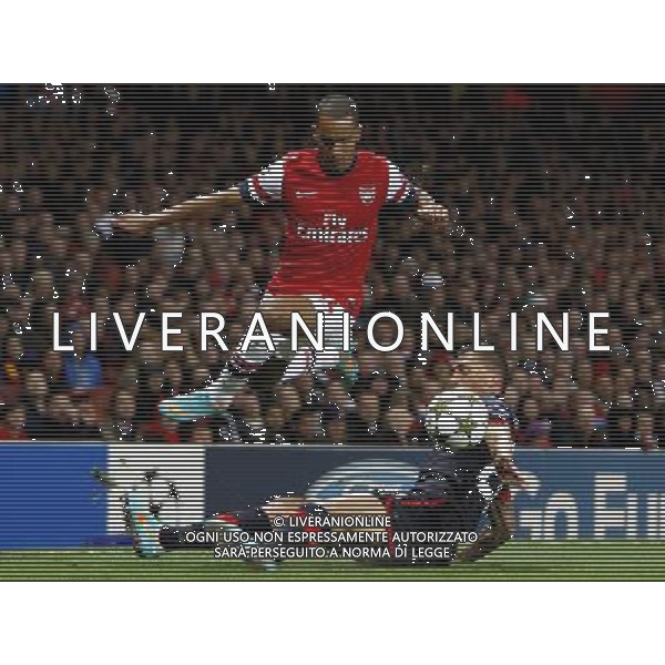 Arsenal\'s Theo Walcott battles with Olympiakos\' Giannis Maniatis Football - UEFA Champions League Group B - Arsenal v Olympiakos FC - Wednesday 3rd October 2012 - Emirates Stadium - London © CameraSport - 43 Linden Ave. Countesthorpe. Leicester. England. LE8 5PG - Tel: +44 (0) 116 277 4147 - admin@camerasport.com - www.camerasport.com AG ALDO LIVERANI S A S ONLY ITALY