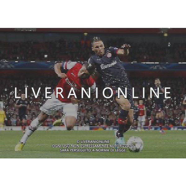 Arsenal\'s Alex Oxlade-Chamberlain battles with Olympiakos\' Giannis Maniatis Football - UEFA Champions League Group B - Arsenal v Olympiakos FC - Wednesday 3rd October 2012 - Emirates Stadium - London © CameraSport - 43 Linden Ave. Countesthorpe. Leicester. England. LE8 5PG - Tel: +44 (0) 116 277 4147 - admin@camerasport.com - www.camerasport.com AG ALDO LIVERANI S A S ONLY ITALY
