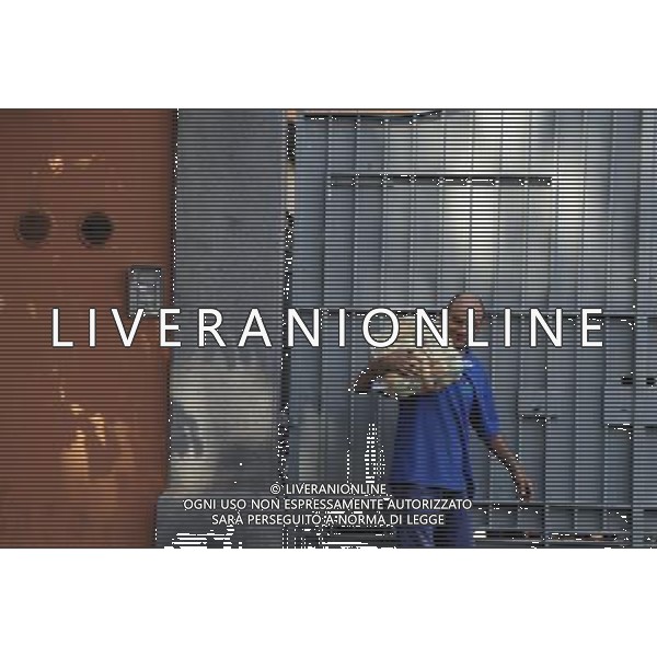 (121004) -- SOLUNTO, Oct. 4, 2012 () -- A fruit vendor carries a bag of lemon in Solunto, Italy, Oct. 2, 2012. (/Zhang Jing) (zf) AG ALDO LIVERANI S A S ONLY ITALY