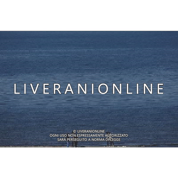 (121004) -- QINGHAI, Oct. 4, 2012 () -- Tourists pose for photos at the Qinghai Lake in northwest China\'s Qinghai Province, Oct. 3, 2012. The Qinghai Lake, as the largest inland salt-water lake in China renowned for the ecological and natural reserve, attracted tourists from home and abroad during the National Day holiday. (/Zhang Hongxiang) (mp) AG ALDO LIVERANI S A S ONLY ITALY