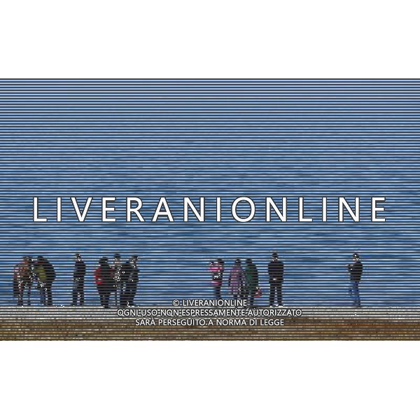 (121004) -- QINGHAI, Oct. 4, 2012 () -- Tourists enjoy at the Qinghai Lake in northwest China\'s Qinghai Province, Oct. 3, 2012. The Qinghai Lake, as the largest inland salt-water lake in China renowned for the ecological and natural reserve, attracted tourists from home and abroad during the National Day holiday. (/Zhang Hongxiang) (mp) AG ALDO LIVERANI S A S ONLY ITALY