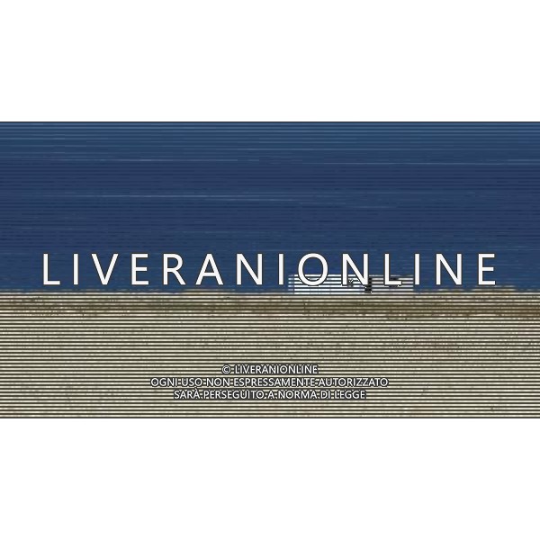 (121004) -- QINGHAI, Oct. 4, 2012 () -- Photo taken on Oct. 3, 2012 shows the straw along the Qinghai Lake in northwest China\'s Qinghai Province. The Qinghai Lake, as the largest inland salt-water lake in China renowned for the ecological and natural reserve, attracted tourists from home and abroad during the National Day holiday. (/Zhang Hongxiang) (mp) AG ALDO LIVERANI S A S ONLY ITALY