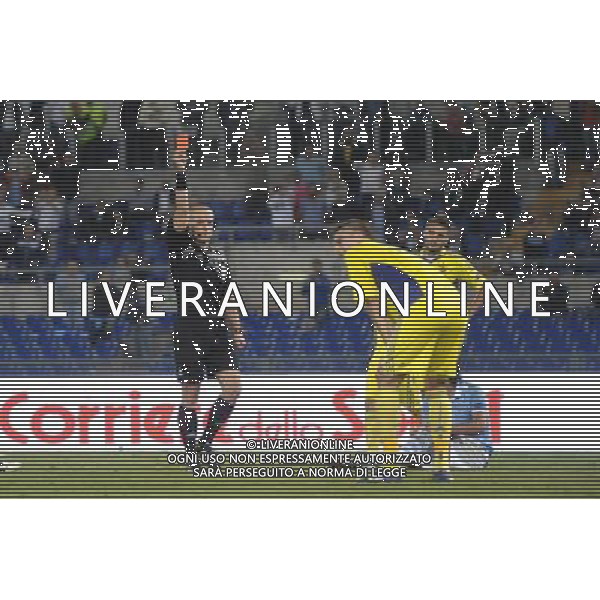 Roma - 04/10/2012 - Stadio Olimpico - Uefa Europa League 2012/2013 - Girone J - Lazio vs Maribor - nella foto: l\'arbitro szymon marciniak espelle jovan vidovic per un fallo su sergio floccari å© Fabrizio Corradetti - Ag. Aldo Liverani sas