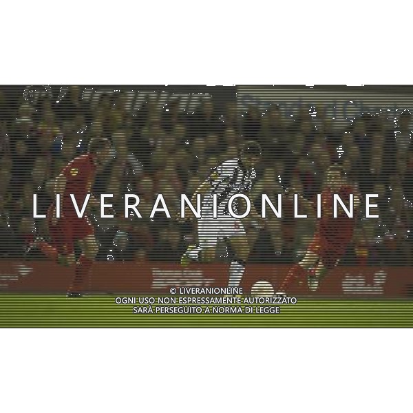 Udinese\'s Marco Davide Faraoni runs between Liverpool\'s Jamie Carragher (L) and Joe Allen (R) Football - UEFA Europa League Group A - Liverpool v Udinese - Thursday 4th October 2012 - Anfield - Liverpool - å© CameraSport - 43 Linden Ave. Countesthorpe. Leicester. England. LE8 5PG - Tel: +44 (0) 116 277 4147 - admin@camerasport.com - www.camerasport.co /AGENZIA ALDO LIVERANI SAS - ITALY ONLY - EDITORIAL USE ONLY