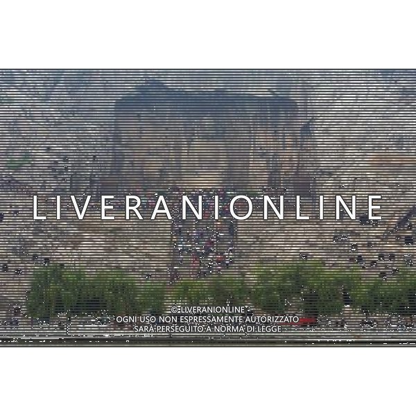 (121004) -- ZHENGZHOU, Oct. 4, 2012 () -- Tourists visit the Longmen Grottoes in Luoyang, central China\'s Henan Province, Oct. 4, 2012. The Longmen Grottoes are one of the finest examples of Chinese Buddhist art. People around China enjoy themselves in various ways during the Mid-Autumn Festival and National Day holiday, which lasts from Sept. 30 to Oct. 7. (/Wang Song) ©photoahot/AGENZIA ALDO LIVERANI SAS - ITALY ONLY - Turisti in visita alle Grotte di Longmen uno dei migliori esempi di arte buddhista cinese a Luoyang, Cina centrale nella provincia di Henan, 4 ottobre 2012.