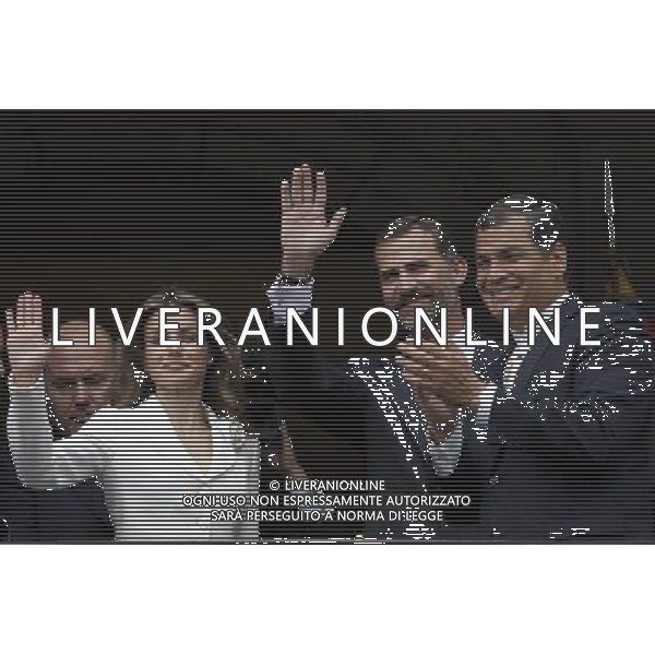 (121006) -- QUITO, Oct. 6, 2012 () -- Spain\'s Prince Felipe (2nd R), his wife Princess Letizia (in white) wave as Ecuador\'s President Rafael Correa (1st R) applauds at Carondelet Palace, in Quito, capital of Ecuador, on Oct. 5, 2012. The royal couple is on a two-day official visit to Ecuador. (/Santiago Armas) (nxl) ©photoshot/AGENZIA ALDO LIVERANI SAS - ITALY ONLY - REALI SPAGNOLI: Il principe di Spagna Felipe e la moglie Principessa Letizia a Quito, la coppia reale in visita ufficiale in Ecuador 5 ottobre 2012.