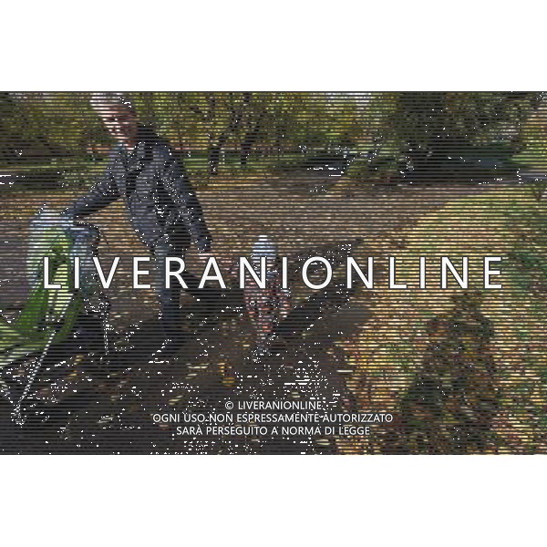 (121007) -- MOSCOW, Oct. 7, 2012 () -- A man walks with his child during the autumn season in Moscow, Russia, Oct. 7, 2012. (/Jiang Kehong) ©photoshot/AGENZIA ALDO LIVERANI SAS - ITALY ONLY - Autunno - Il paesaggio durante la stagione autunnale a Mosca, Russia, 7 Ottobre 2012.