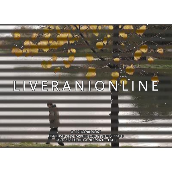 (121007) -- MOSCOW, Oct. 7, 2012 () -- A man strolls by a lake during the autumn season in Moscow, Russia, Oct. 7, 2012. (/Jiang Kehong) ©photoshot/AGENZIA ALDO LIVERANI SAS - ITALY ONLY - Autunno - Il paesaggio durante la stagione autunnale a Mosca, Russia, 7 Ottobre 2012.