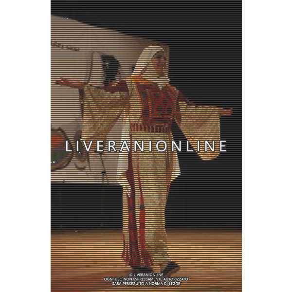 (121008)-- Nablus, Oct. 8, 2012 () -- A Palestinian woman displays traditional heritage dress in Nablus, Palestine, Oct. 8, 2012. (/Ayman Nobani) ©photoshot/AGENZIA ALDO LIVERANI SAS - ITALY ONLY - Donne palestinesi indossano abiti tradizionali patrimonio di Nablus, Palestina, 8 ottobre, 2012.