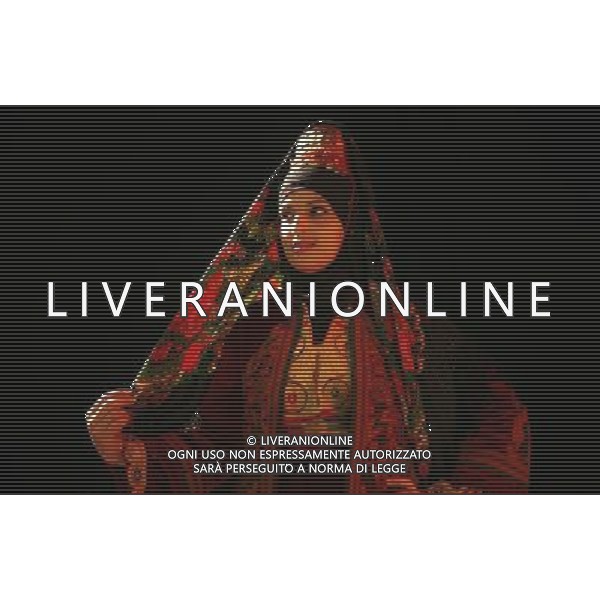 (121008)-- Nablus, Oct. 8, 2012 () -- A Palestinian woman displays traditional heritage dress in Nablus, Palestine, Oct. 8, 2012. (/Ayman Nobani) ©photoshot/AGENZIA ALDO LIVERANI SAS - ITALY ONLY - Donne palestinesi indossano abiti tradizionali patrimonio di Nablus, Palestina, 8 ottobre, 2012.