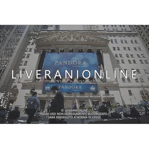 The facade of the New York Stock Exchange is seen on Wednesday, June 15, 2011 decorated in honor of the Pandora IPO. Pandora Media, the largest internet radio company, raised $235 million in today\'s initial public offering, trading under the symbol \'P\'. The company creates personalized internet radio stations for users and was created in 2000 and has yet to turn a profit. (Œ Richard B. Levine) Photo via Newscom ©PHOTOSHOT/AGENZIA ALDO LIVERANI SAS - ITALY ONLY - EDITORIAL USE ONLY ©photoshot/AGENZIA ALDO LIVERANI SAS - ITALY ONLY - La facciata della borsa di New York con un cartellone di Pandora Media, la piu\' grande societa\' che crea stazioni radio personalizzate su Internet per gli utenti
