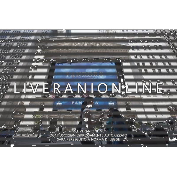 The facade of the New York Stock Exchange is seen on Wednesday, June 15, 2011 decorated in honor of the Pandora IPO. Pandora Media, the largest internet radio company, raised $235 million in today\'s initial public offering, trading under the symbol \'P\'. The company creates personalized internet radio stations for users and was created in 2000 and has yet to turn a profit. (Œ Richard B. Levine) Photo via Newscom ©PHOTOSHOT/AGENZIA ALDO LIVERANI SAS - ITALY ONLY - EDITORIAL USE ONLY ©photoshot/AGENZIA ALDO LIVERANI SAS - ITALY ONLY - La facciata della borsa di New York con un cartellone di Pandora Media, la piu\' grande societa\' che crea stazioni radio personalizzate su Internet per gli utenti