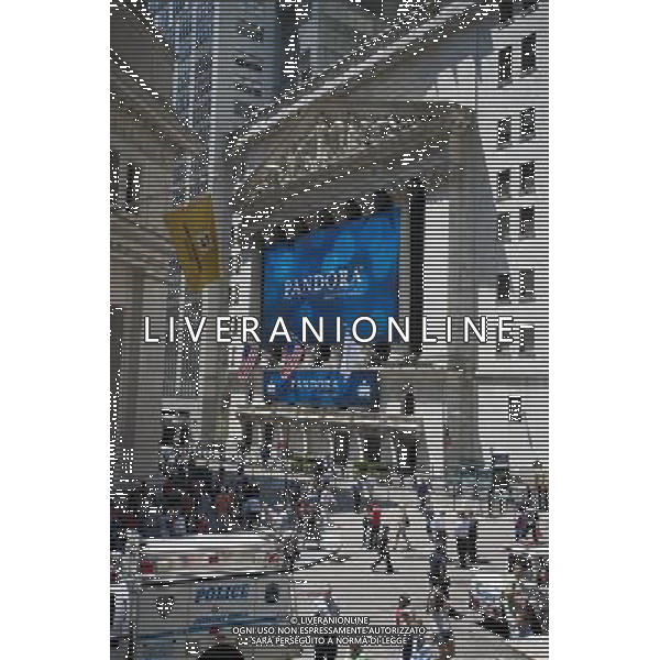 The facade of the New York Stock Exchange is seen on Wednesday, June 15, 2011 decorated in honor of the Pandora IPO. Pandora Media, the largest internet radio company, raised $235 million in today\'s initial public offering, trading under the symbol \'P\'. The company creates personalized internet radio stations for users and was created in 2000 and has yet to turn a profit. (Œ Richard B. Levine) Photo via Newscom ©PHOTOSHOT/AGENZIA ALDO LIVERANI SAS - ITALY ONLY - EDITORIAL USE ONLY ©photoshot/AGENZIA ALDO LIVERANI SAS - ITALY ONLY - La facciata della borsa di New York con un cartellone di Pandora Media, la piu\' grande societa\' che crea stazioni radio personalizzate su Internet per gli utenti