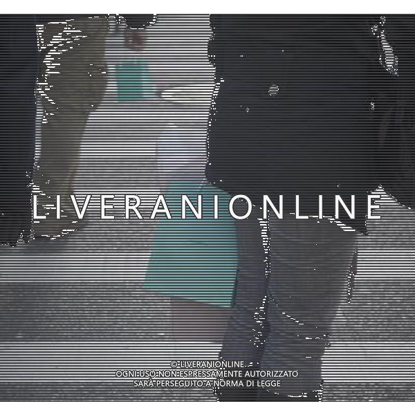 Shoppers with Tiffany and Co. bags in Midtown Manhattan on Super Saturday, December 18, 2010. Super Saturday marks the last weekend before Christmas and is the second busiest shopping day of the year, after Black Friday. ( Richard B. Levine) Photo via Newscom ©PHOTOSHOT/AGENZIA ALDO LIVERANI SAS - ITALY ONLY - EDITORIAL USE ONLY Uffici e negozi nelle vie della Citta\' di New York