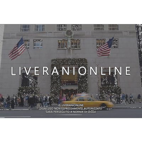 Hordes of shoppers on the sidewalks in front of Tiffany\'s on Fifth Avenue in Midtown Manhattan on December 3, 2006. As the Christmas holiday approaches New Yorkers and visitors descend on the stores in search of holiday gifts. A weak dollar against the British Pound and the Euro has inspired British and Irish shoppers to come to New York for bargains. ( Richard B. Levine) Photo via Newscom Uffici e negozi nelle vie della Citta\' di New York