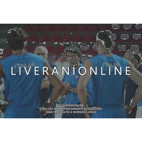 MASNAGO (VA) 9/8/2004 PALAIGNIS ULTIMI ALLENAMENTI DELLA NAZIONALE DI PALLAVOLO PRIMA DELLA PARTENZA PER LE OLIMPIADI DI ATENE NELLA FOTO L\' ALLENATORE GIAMPAOLO MONTALI SPIEGA AGLI ATLETI COME INTENDE PROCEDERE FOTO MARIO ROMANO/AG ALDO LIVERANI 