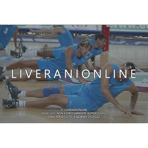 MASNAGO (VA) 9/8/2004 PALAIGNIS ULTIMI ALLENAMENTI DELLA NAZIONALE DI PALLAVOLO PRIMA DELLA PARTENZA PER LE OLIMPIADI DI ATENE NELLA FOTO LO STRETCHING FOTO MARIO ROMANO/AG ALDO LIVERANI 