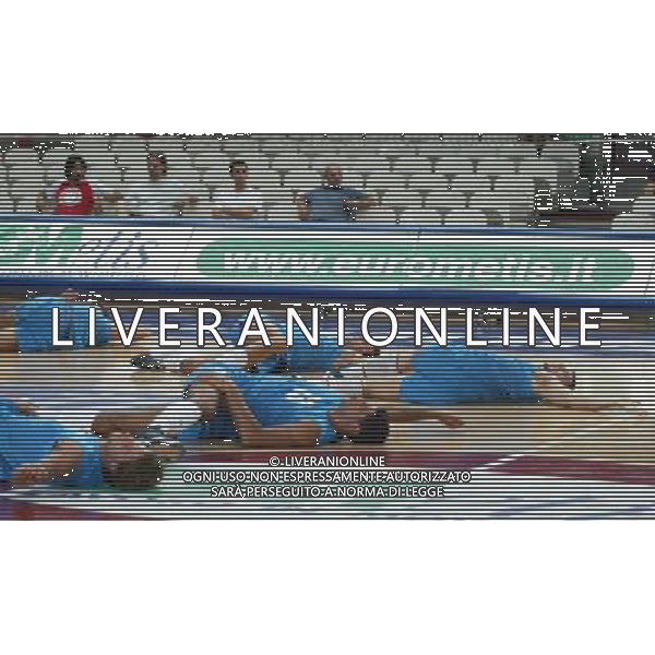 MASNAGO (VA) 9/8/2004 PALAIGNIS ULTIMI ALLENAMENTI DELLA NAZIONALE DI PALLAVOLO PRIMA DELLA PARTENZA PER LE OLIMPIADI DI ATENE NELLA FOTO LO STRETCHING FOTO MARIO ROMANO/AG ALDO LIVERANI 