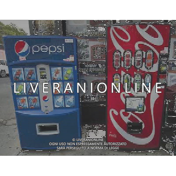 Pepsi-Cola and Coca-Cola vending machines side by side outside of a supermarket in New York on Sunday, October 7, 2012. (å Richard B. Levine) ©photoshot/AGENZIA ALDO LIVERANI SAS - ITALY ONLY - EDITORIAL USE ONLY