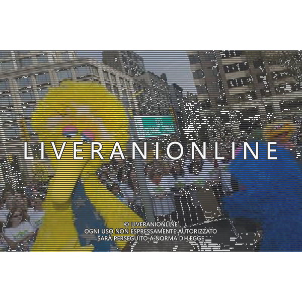 Big Bird, left, joins other characters as Sesame Street celebrates it\'s 40th anniversary with the unveiling of a temporary street sign on Broadway in New York on Monday, November 9, 2009. Puppeteers, characters from the show, executives and other workers all gathered to celebrate the permanence of the educational television program and it\'s multitude of co-branded ancillary products. Sesame Street launched on November 10, 1969 and is now seen in over 140 countries. ( Richard B. Levine) ©photoshot/AGENZIA ALDO LIVERANI SAS - ITALY ONLY - EDITORIAL USE ONLY