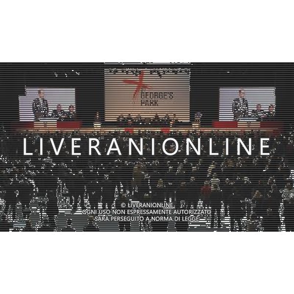 BURTON-UPON-TRENT, ENGLAND - OCTOBER 09: A general view as Prince William, Duke of Cambridge speaks during the official launch of The Football Association\'s National Football Centre at St George\'s Park on October 9, 2012 in Burton-upon-Trent, England. ©photoshot/AGENZIA ALDO LIVERANI SAS - ITALY ONLY - REALI INGLESI: Il principe William e la moglie Kate Middleton alla presentazione ufficiale di The Football Association National Football Centre al Parco di San Giorgio a Burton upon Trent, Inghilterra 09/10/2012. 