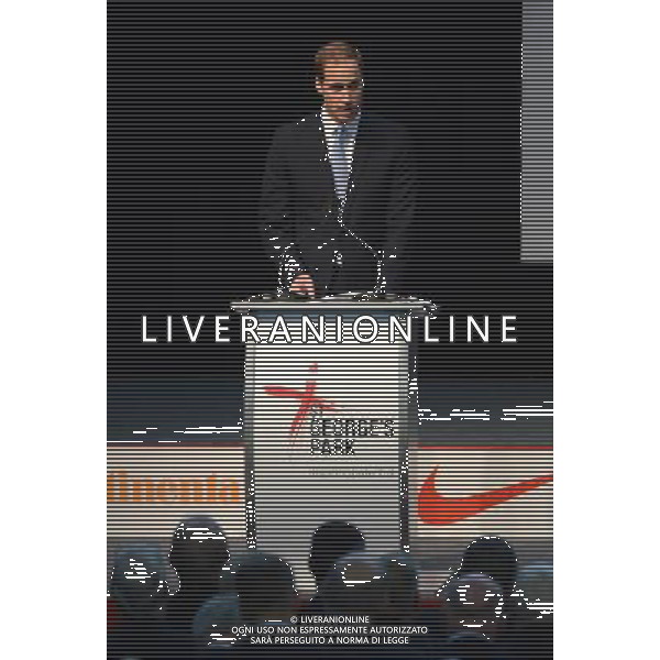 BURTON-UPON-TRENT, ENGLAND - OCTOBER 09: Prince William, Duke of Cambridge speaks during the official launch of The Football Association\'s National Football Centre at St George\'s Park on October 9, 2012 in Burton-upon-Trent, England. ©photoshot/AGENZIA ALDO LIVERANI SAS - ITALY ONLY - REALI INGLESI: Il principe William e la moglie Kate Middleton alla presentazione ufficiale di The Football Association National Football Centre al Parco di San Giorgio a Burton upon Trent, Inghilterra 09/10/2012. 