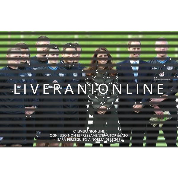 The Duke and Duchess of Cambridge pose with the England team during the official launch of The Football Association\'s National Football Centre at St George\'s Park in Burton-upon-Trent. ©photoshot/AGENZIA ALDO LIVERANI SAS - ITALY ONLY - REALI INGLESI: Il principe William e la moglie Kate Middleton alla presentazione ufficiale di The Football Association National Football Centre al Parco di San Giorgio a Burton upon Trent, Inghilterra 09/10/2012. 