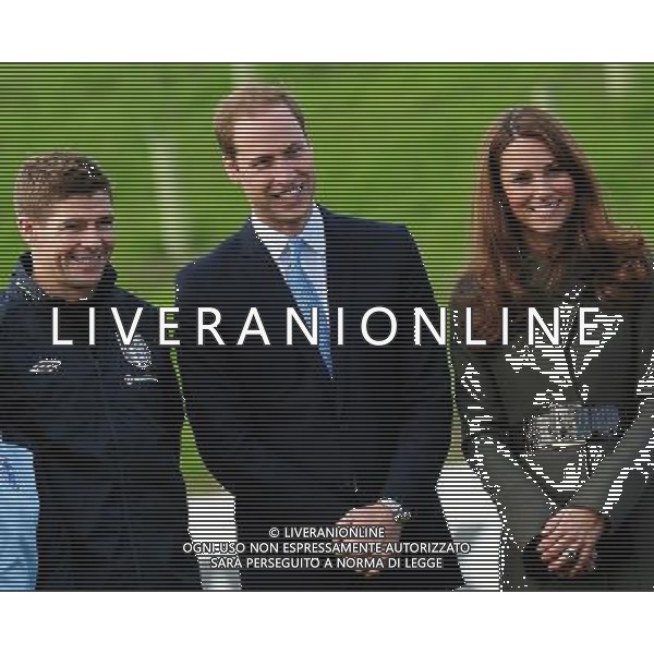The Duke and Duchess of Cambridge with Steven Gerrard during the official launch of The Football Association\'s National Football Centre at St George\'s Park in Burton-upon-Trent, England. ©photoshot/AGENZIA ALDO LIVERANI SAS - ITALY ONLY - REALI INGLESI: Il principe William e la moglie Kate Middleton alla presentazione ufficiale di The Football Association National Football Centre al Parco di San Giorgio a Burton upon Trent, Inghilterra 09/10/2012. 
