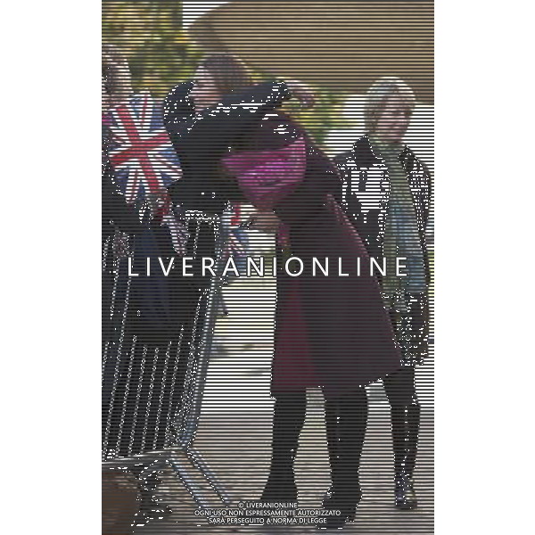  The Duchess of Cambridge visiting Newcastle Civic Centre Newcastle on Tyne. The Duchess gets a hug from member of the public waiting outside the cnetre ©photoshot/AGENZIA ALDO LIVERANI SAS - ITALY ONLY - REALI INGLESI: Il principe William d\'Inghilterra e la moglie Kate Middleton