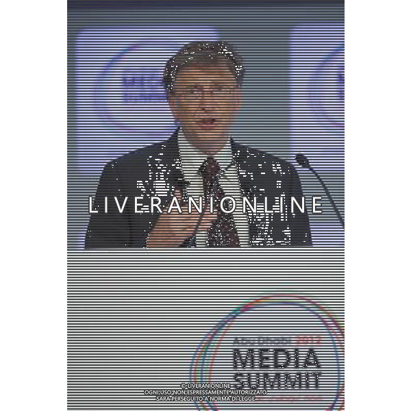 (121009) -- ABU DHABI, Oct. 9, 2012 () -- Bill Gates, the co-founder of Microsoft Corp. and co-chair of the Bill \' Melinda Gates Foundation, delivers a speech during the opening session of the three-day Abu Dhabi 2012 Media Summit, the United Arab Emirates, on Oct. 9, 2012. () ©photoshot/AGENZIA ALDO LIVERANI SAS - ITALY ONLY - Bill Gates (R), durante la sessione di apertura della tre giorni del Vertice di Abu Dhabi 2012 negli Emirati Arabi Uniti, il 9 ottobre 2012.