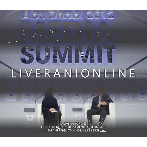 (121009) -- ABU DHABI, Oct. 9, 2012 () -- Bill Gates (R), the co-founder of Microsoft Corp. and co-chair of the Bill \' Melinda Gates Foundation, talks to the anchorwoman during the opening session of the three-day Abu Dhabi 2012 Media Summit, the United Arab Emirates, on Oct. 9, 2012. () ©photoshot/AGENZIA ALDO LIVERANI SAS - ITALY ONLY - Bill Gates (R), durante la sessione di apertura della tre giorni del Vertice di Abu Dhabi 2012 negli Emirati Arabi Uniti, il 9 ottobre 2012.