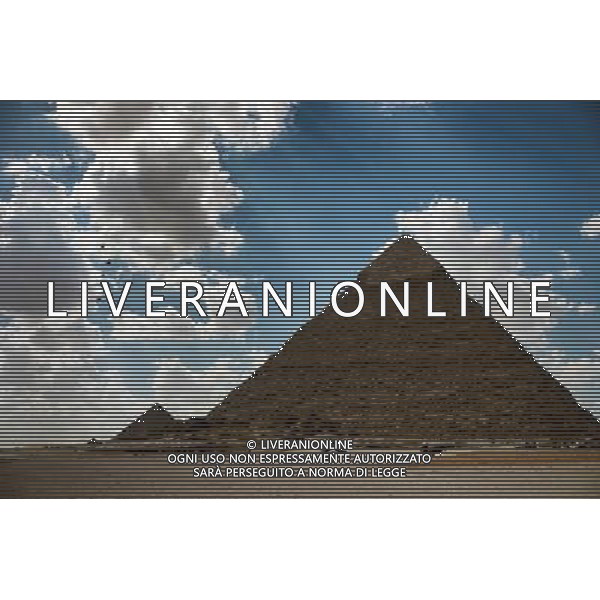 (111012) -- CAIRO, Oct. 11, 2012 () -- Photo taken on Oct. 11, 2012 shows the Khafre Pyramid, in Cairo, Egypt. Egypt antiquities authorities announced Thursday the re-opening of the Khafre pyramid and six other tombs. (/Li Muzi) ©photoshot/AGENZIA ALDO LIVERANI SAS - ITALY ONLY - Le autorita\' Egiziane per le antichita\' hanno annunciato la riapertura della piramide Chefren e sei altre tombe, a Il Cairo, Egitto, 11 ottobre 2012.