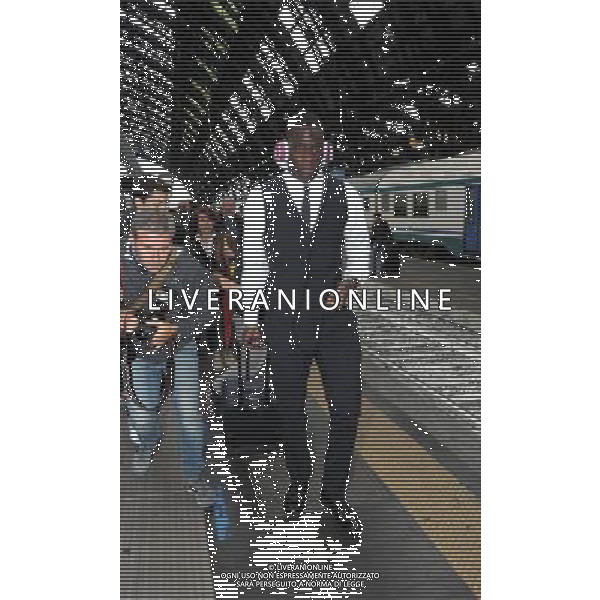 MILANO STAZIONE CENTRALE 15/10/2012 ARRIVO NAZIONALE ITALIANA DI CALCIO PER L\'INCONTRO CON LA DANIMARCA QUALIF BRASILE 2014 NELLA FOTO MARIO BALOTELLI FOTO MARIO ROMANO-AG ALDO LIVERANI S A S