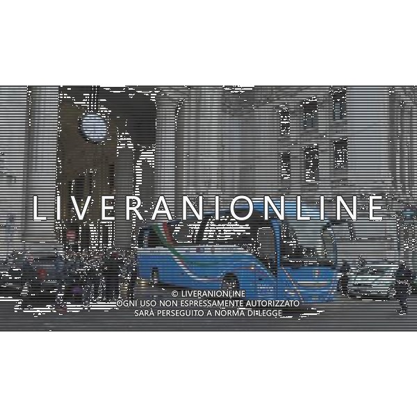 MILANO STAZIONE CENTRALE 15/10/2012 ARRIVO NAZIONALE ITALIANA DI CALCIO PER L\'INCONTRO CON LA DANIMARCA QUALIF BRASILE 2014 NELLA FOTO PULLMAN NAZIONALE FOTO MARIO ROMANO-AG ALDO LIVERANI S A S