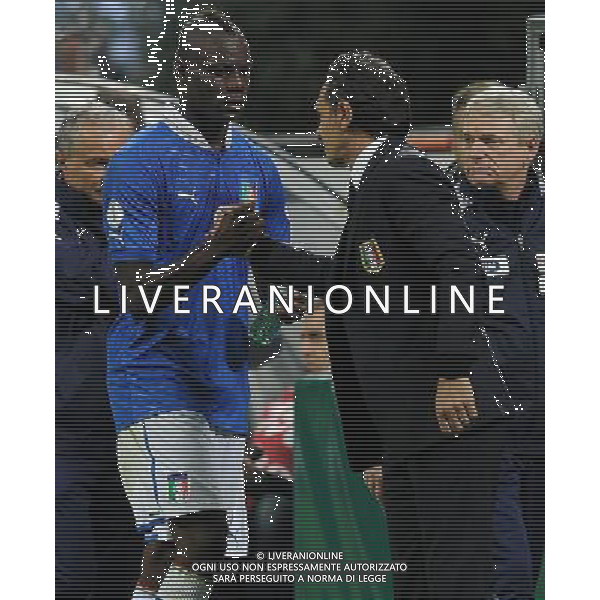 Qualificazioni ai Campionati Mondiali di Calcio Brasile FIFA 2014 Gruppo B Milano- 16.10.2012 Italia-Danimarca Nella Foto:balotelli prandelli stretta di mano /Ph.Vitez-Ag. Aldo Liverani