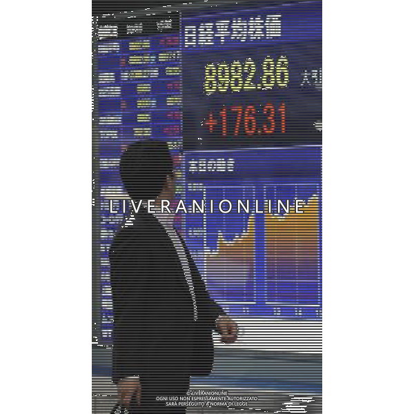 (121018) -- TOKYO, Oct. 18, 2012 () -- A man watches an electronic board displaying the stock index in Tokyo, Japan, Oct. 18, 2012. Nikkei edged up 2 percent on a weaker yen Thursday, with the 225-issue Nikkei Stock Average gaining 176.31 points, or 2.00 percent, to 8,982.86, its fourth straight day of advance. (/Kenichiro Seki) (psw) ©PHOTOSHOT/AGENZIA ALDO LIVERANI SAS - ITALY ONLY - TABELLONE LUMINOSO CON GLI INDICI DELLA BORSA DI TOKYO IN GIAPPONE