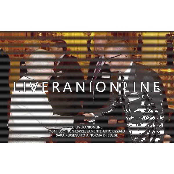 Heston Blumenthal meets the Queen, as he attends a glittering Buckingham Palace reception hosted by the Queen and Duke of Edinburgh for those who made the regional, national and international celebrations events to remember. ©photoshot/AGENZIA ALDO LIVERANI SAS - ITALY ONLY - REALI INGLESI: La Regina Elisabetta II d\'inghilterra durante un ricevimento per gli organizzatori e sostenitori delle celebrazioni per il Giubileo di diamante a Buckingham Palace a Londra