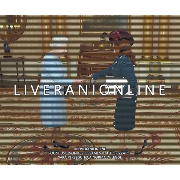 Queen Elizabeth II shakes hands with Argentine Ambassador Alicia Amalia Castro, before she presents her credentials during a private audience at Buckingham Palace in central London. ©photoshot/AGENZIA ALDO LIVERANI SAS - ITALY ONLY - REALI INGLESI: La Regina Elisabetta II d\'inghilterra nel corso di una udienza privata a Buckingham Palace nel centro di Londra. 